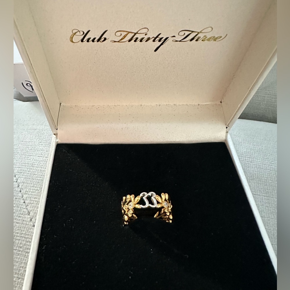 Exclusive Disney Club 33 Leaf Ring